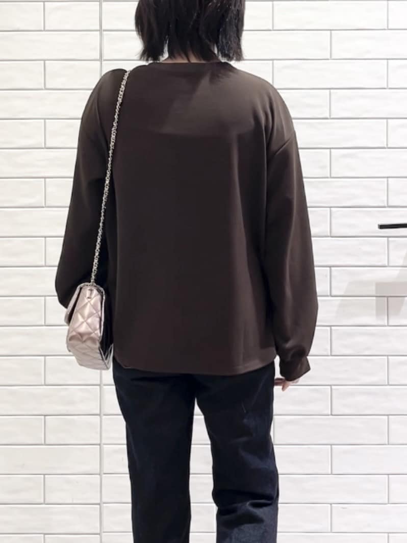 しおりさんの「OPAQUE.CLIP｜サテン使いヘンリーネックトップス【洗濯機OK】」を使ったコーディネート
