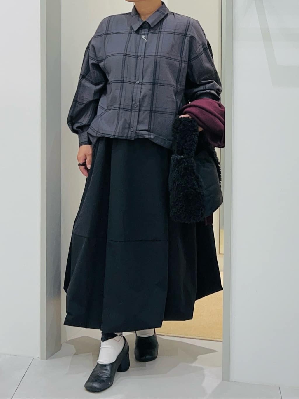タナさんの「THE SHOP TK｜【すっきりシルエットが叶う】大人のためのVネックニット/毛玉になりにくい/静電気防止/洗濯機OK」を使ったコーディネート