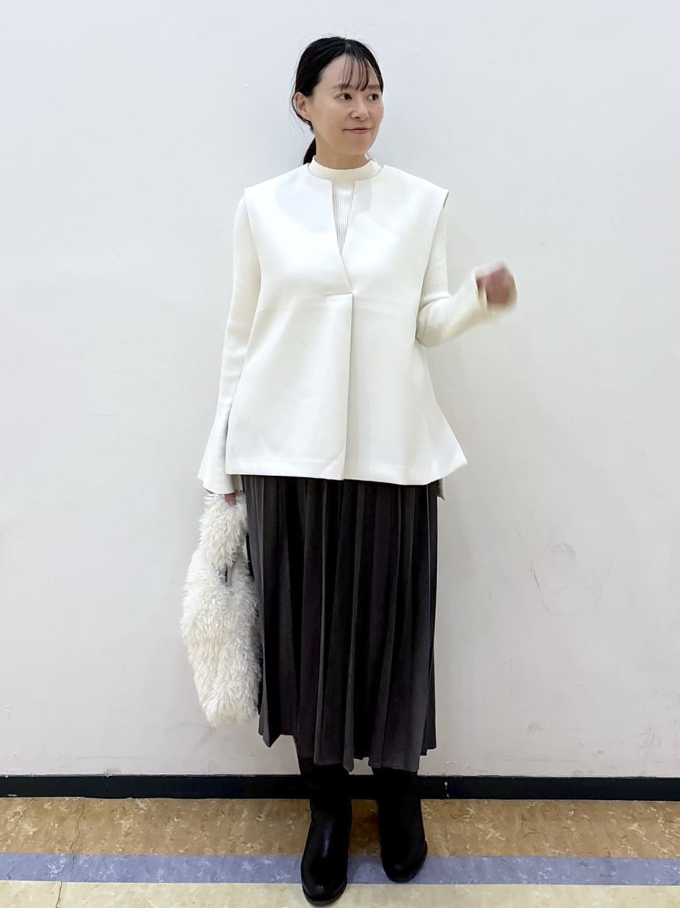akariさんの「OPAQUE.CLIP｜フェイクスウェードプリーツスカート【静電気防止加工／洗濯機OK】」を使ったコーディネート