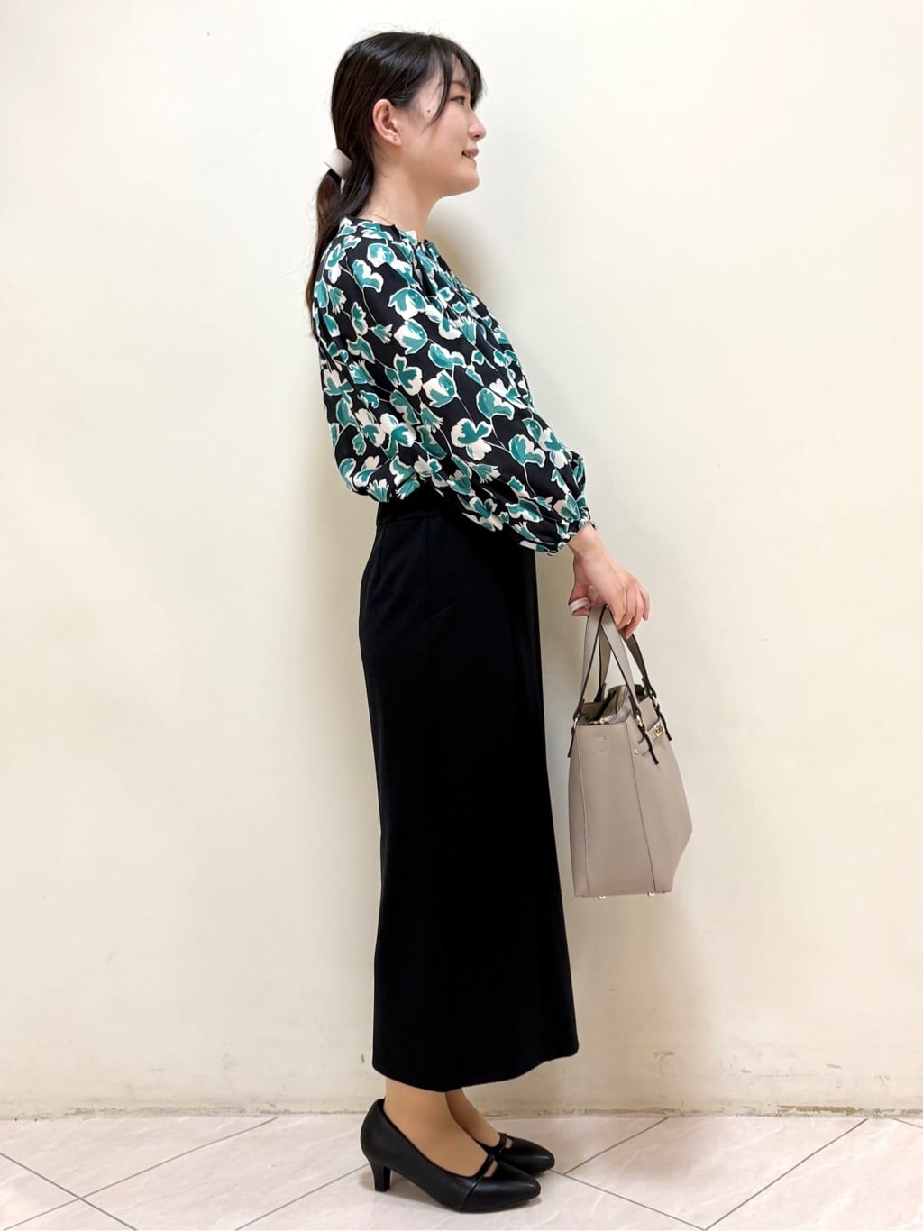 mikiさんの「Reflect｜【ジャケットのインナーにおすすめ◎】花柄タックデザインブブラウス」を使ったコーディネート