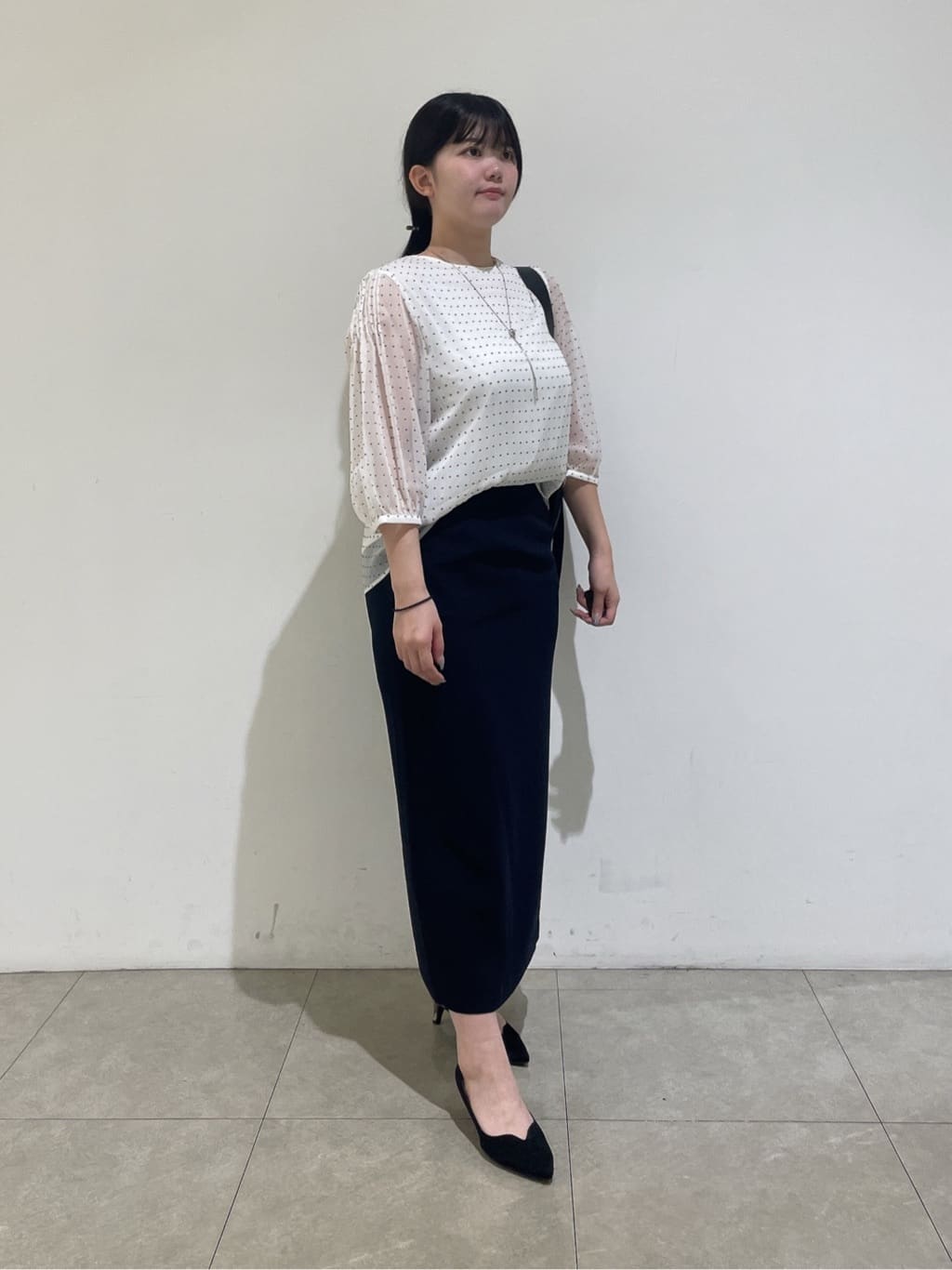 emikaさんの「INDIVI｜フロッキードットブラウス」を使ったコーディネート