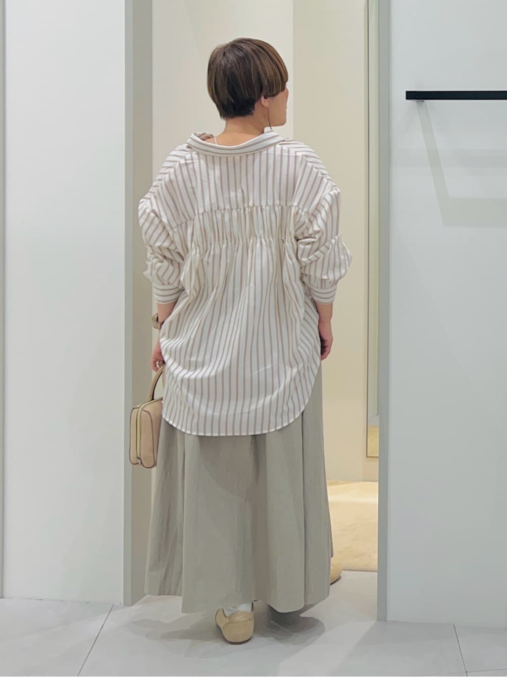 タナさんの「THE SHOP TK｜【後ろ姿もサマになる】ストライプ バックシャーリングシャツ/体型カバー/洗える」を使ったコーディネート