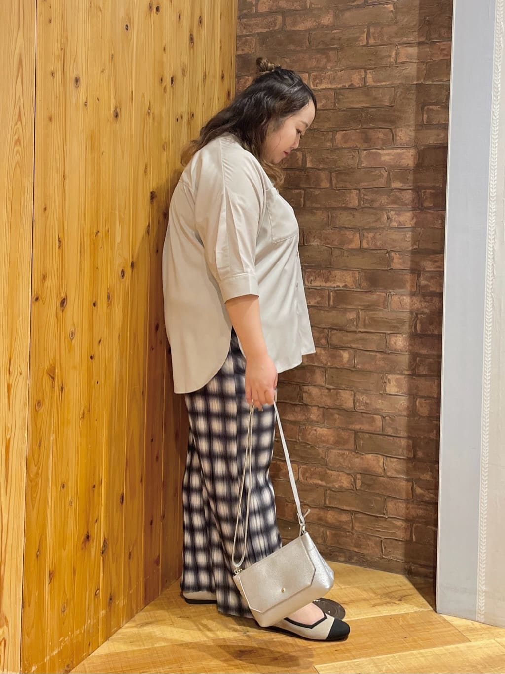 Risaさんの「SHOO･LA･RUE｜【S-LL/洗濯後しわになりにくい】コットン風 前あきドルマンブラウス」を使ったコーディネート