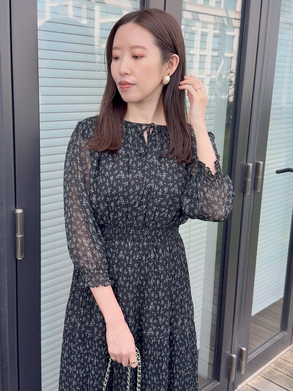 teiさんの「Couture brooch｜【一枚で着映える・花柄・通勤】前後2WAYシフォン楊柳小花ワンピース」を使ったコーディネート