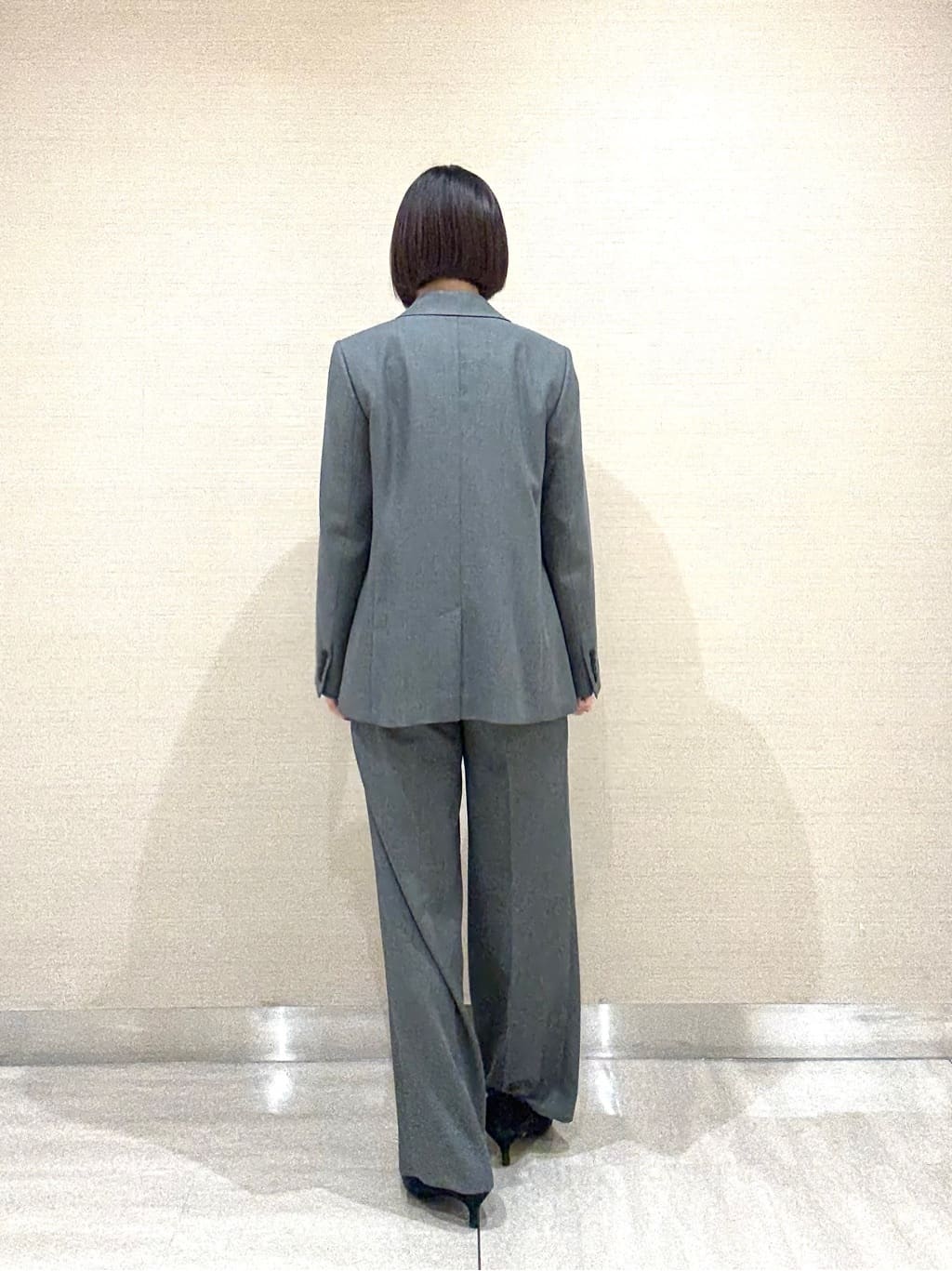 Itoさんの「UNTITLED｜【1枚で着映え/オンオフ着回し】フリルサテンブラウス」を使ったコーディネート
