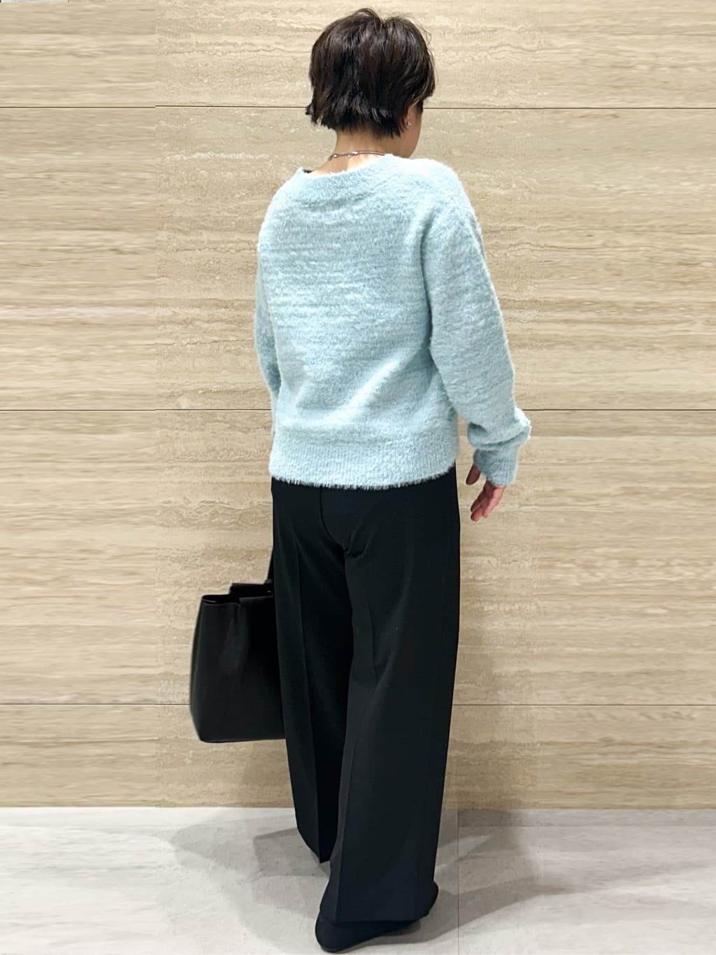 NAMIさんの「OPAQUE.CLIP｜スパンコールフェザーVネックニット【洗濯機OK】」を使ったコーディネート