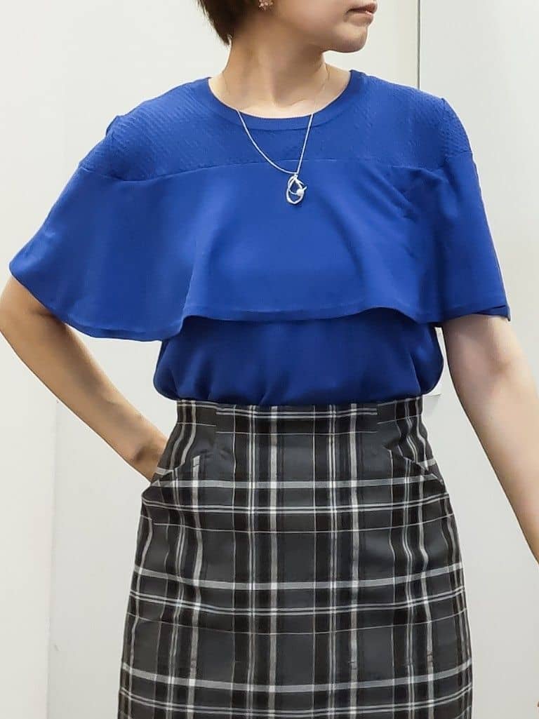 やまちゃんさんの「grove｜涼しくて華やか1枚で差の付く　ケープフリルニット」を使ったコーディネート