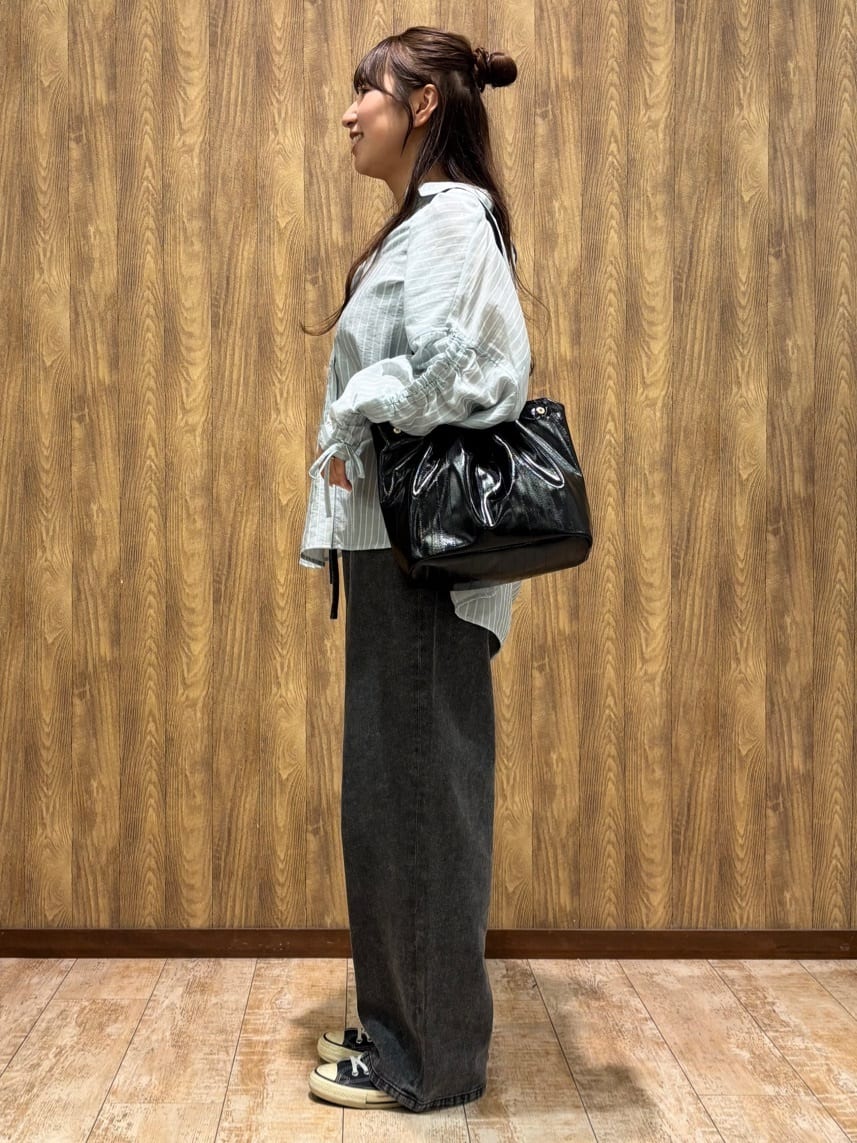 Haruさんの「SHOO･LA･RUE｜【S-LL】程よい透け感 ストライプ柄 お袖ギャザーデザインシャツ」を使ったコーディネート