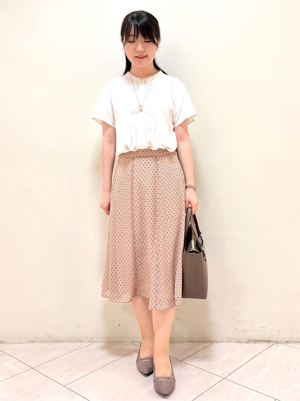 mikiさんの「Reflect｜【インナーに◎／すっきり見え！長め丈】タックデティールブラウス」を使ったコーディネート