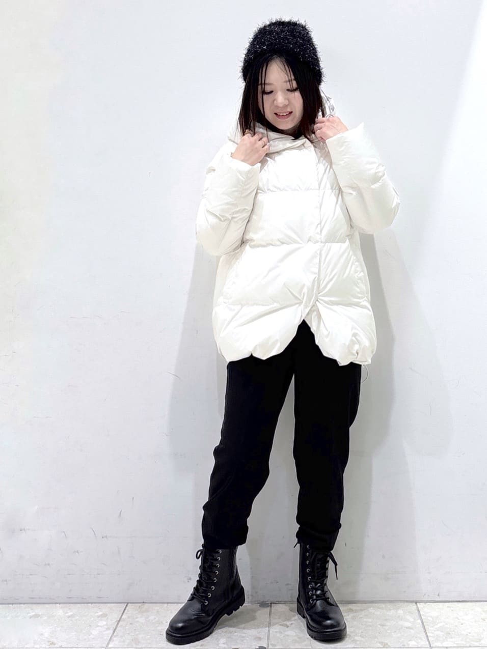 mameさんの「OPAQUE.CLIP｜撥水フードミドルダウンコート【防風／抗菌防臭／洗濯機OK】《S～LL》」を使ったコーディネート