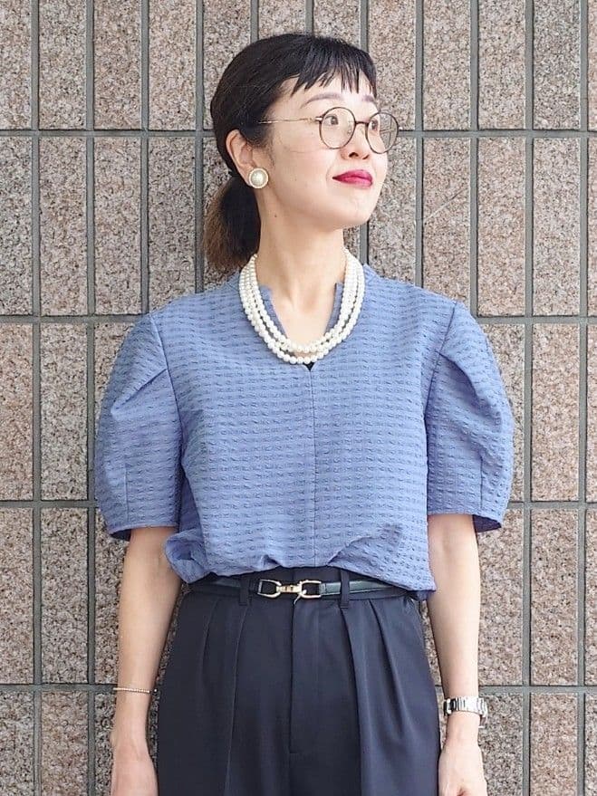 MUTSUKOさんの「UNTITLED｜【吸水速乾/ストレッチ/Vネック】フォルムスリーブ ブラウス」を使ったコーディネート