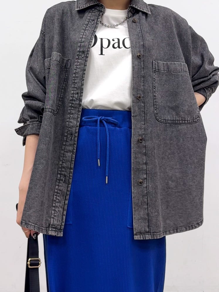𝐜𝐡𝐢𝐤𝐚さんの「SHOO･LA･RUE｜【S-LL】こなれ感をプラスする BIGポケットデニムシャツ」を使ったコーディネート