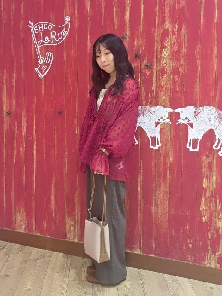 remiiiさんの「SHOO･LA･RUE｜華やかにさをプラスする シアードビー シャーリングブラウス」を使ったコーディネート
