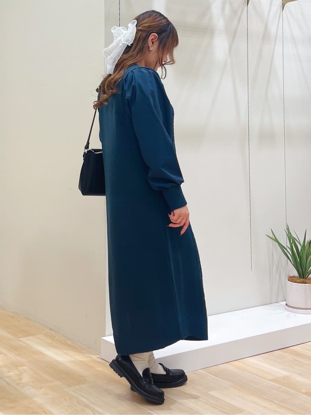 みことさんの「grove｜一枚で華やぐ、袖布帛ケーブルニットワンピース」を使ったコーディネート