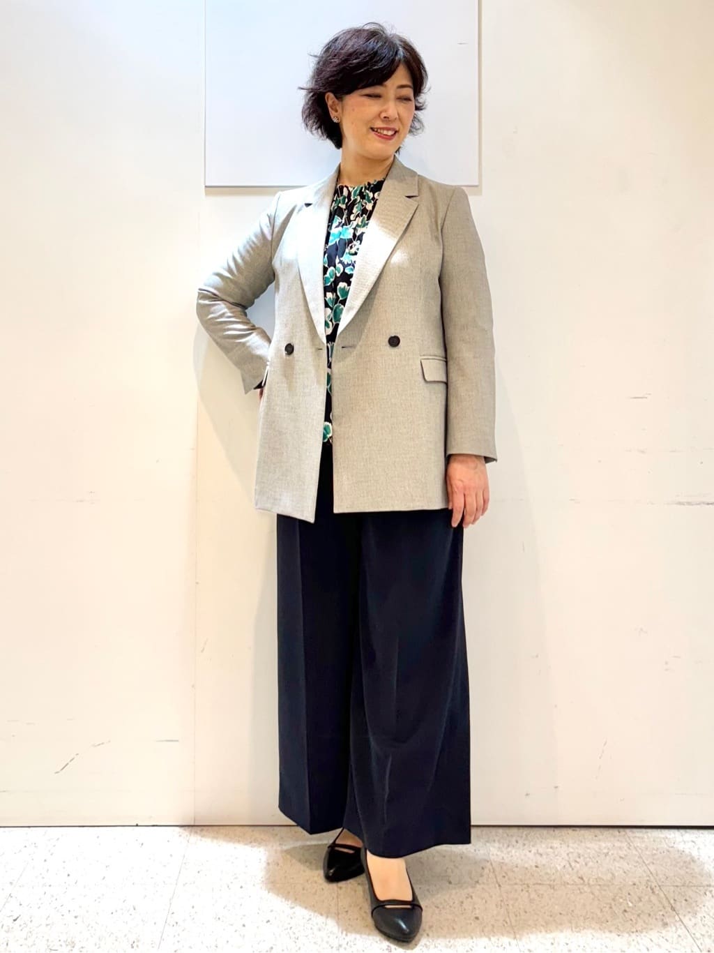 ヤスコさんの「Reflect｜【ジャケットのインナーにおすすめ◎】花柄タックデザインブブラウス」を使ったコーディネート