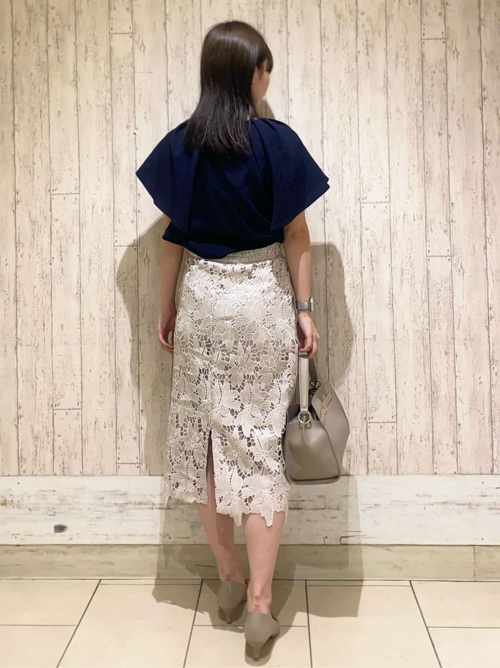 KARENさんの「index｜《7色展開／S-LLサイズ》フリルタックスリーブキーネックブラウス【吸水速乾／洗濯機可／イージーアイ」を使ったコーディネート
