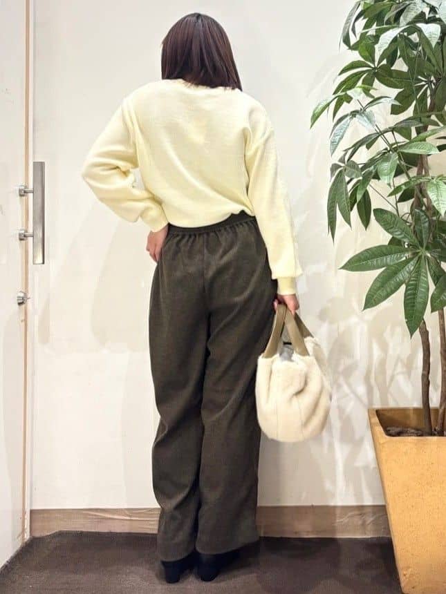 TOWAさんの「SHOO･LA･RUE｜【洗濯機可/ちくちくしにくい】大人のための スウェットライク刺繍ロゴニット」を使ったコーディネート