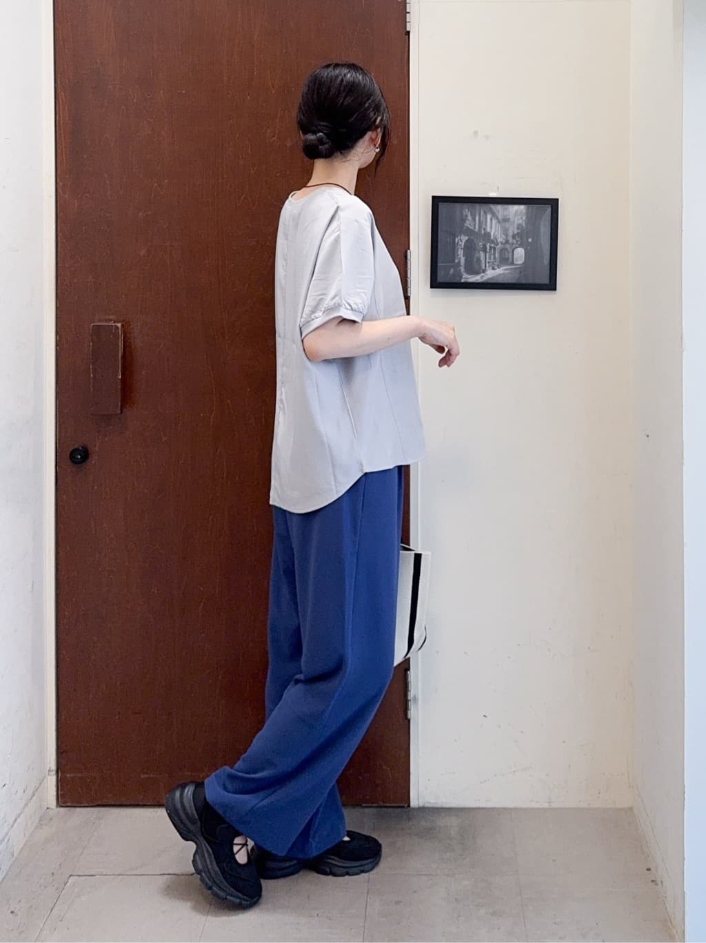 𝐇𝐢𝐫𝐨𝐦𝐢さんの「SHOO･LA･RUE｜【ひんやり/洗濯後しわになりにくい】リブ切り替えドルマンブラウス」を使ったコーディネート
