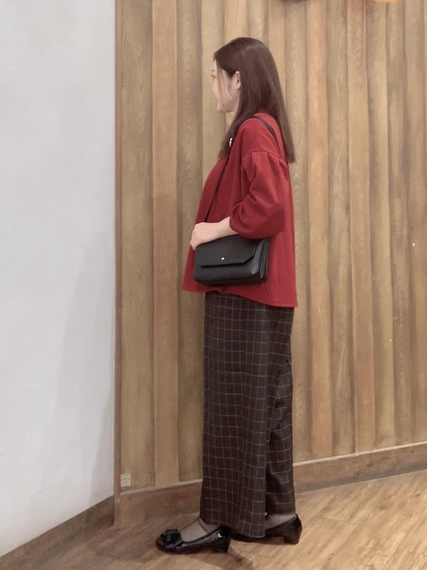 優さんの「SHOO･LA･RUE｜【2点セット/7分袖】大人のきれい見え お袖タック入りアクセ付きトップス」を使ったコーディネート
