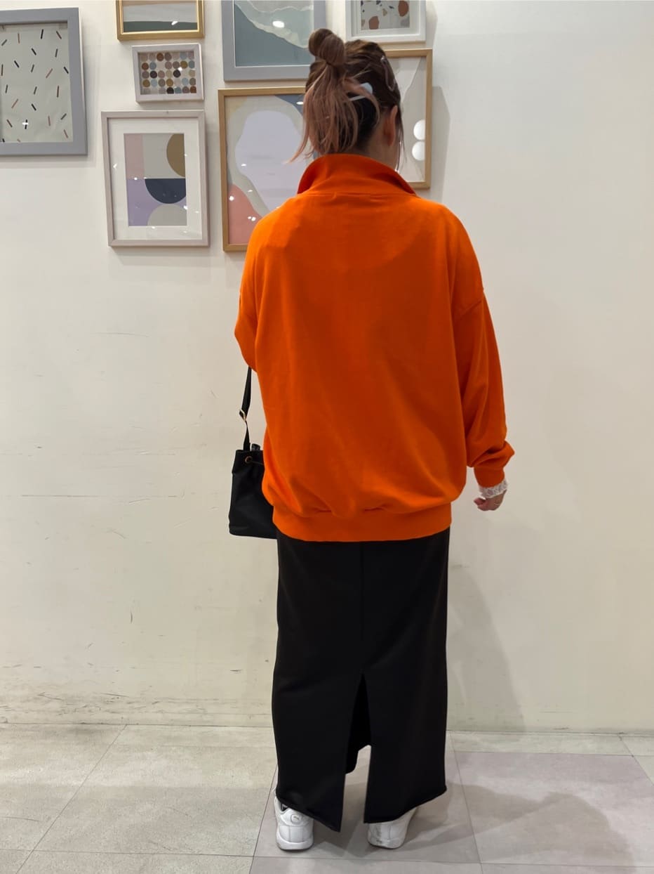 mikakoさんの「SHOO･LA･RUE｜8色の選べる楽しさ ハーフジップ オーバーサイズスウェット」を使ったコーディネート