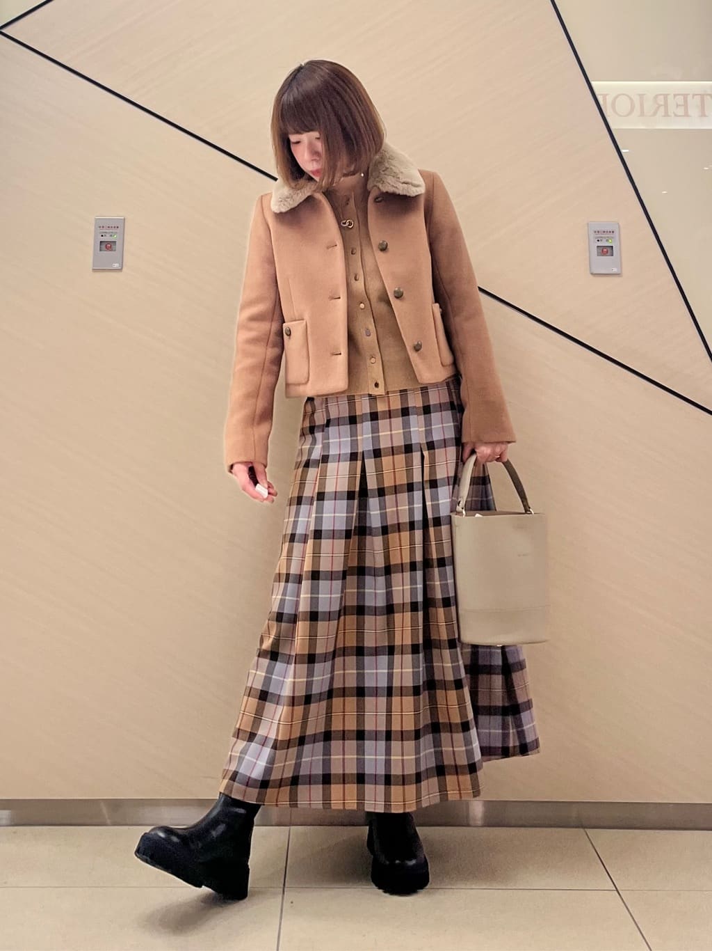 yahataさんの「DRESSTERIOR｜◆チェックタックソフトプリーツスカート」を使ったコーディネート