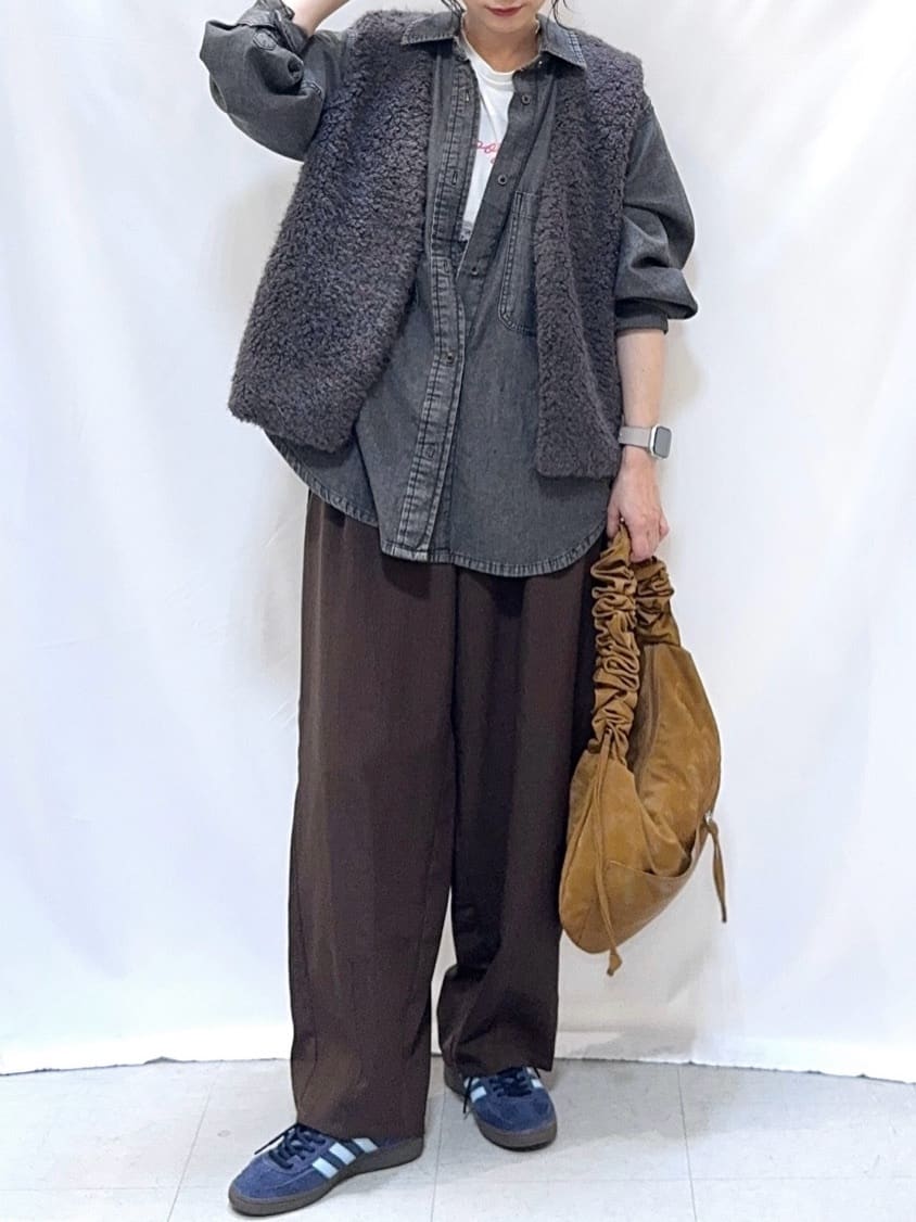 𝐇𝐢𝐫𝐨𝐦𝐢さんの「SHOO･LA･RUE｜【S-LL】こなれ感をプラスする BIGポケットデニムシャツ」を使ったコーディネート