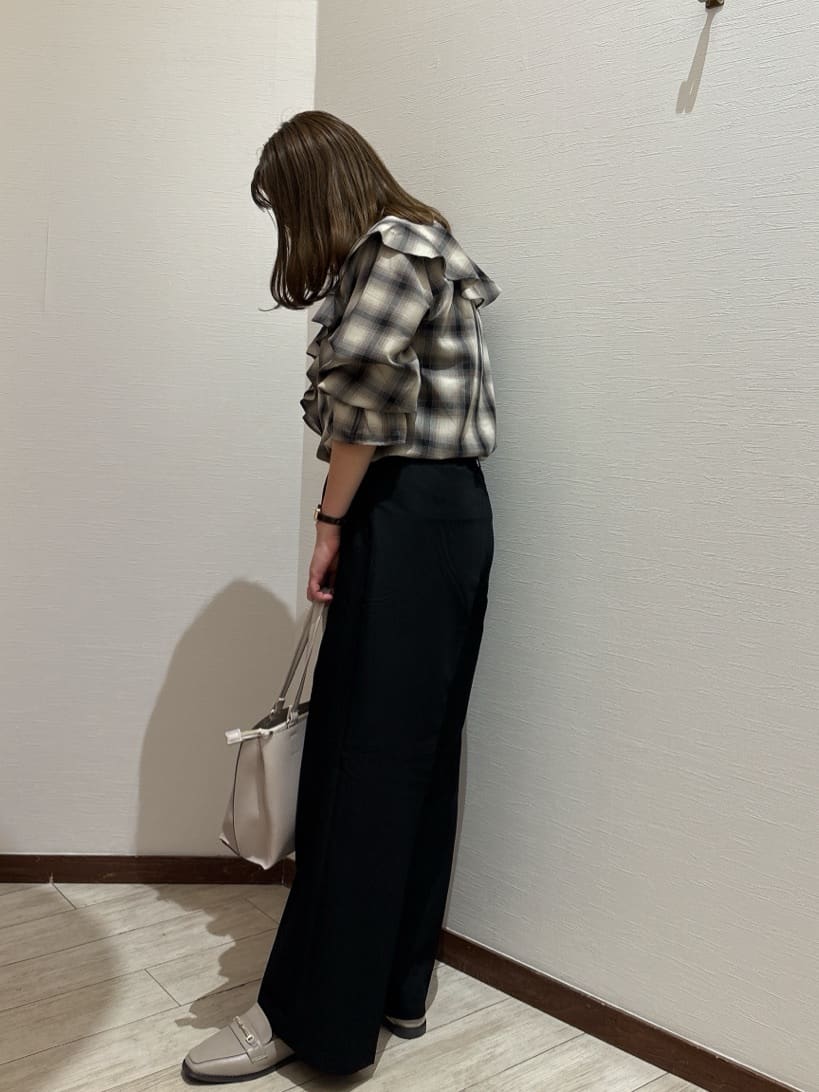 Chinaさんの「SHOO･LA･RUE｜【S-LL】1枚で華やか チェック柄フリルブラウス」を使ったコーディネート