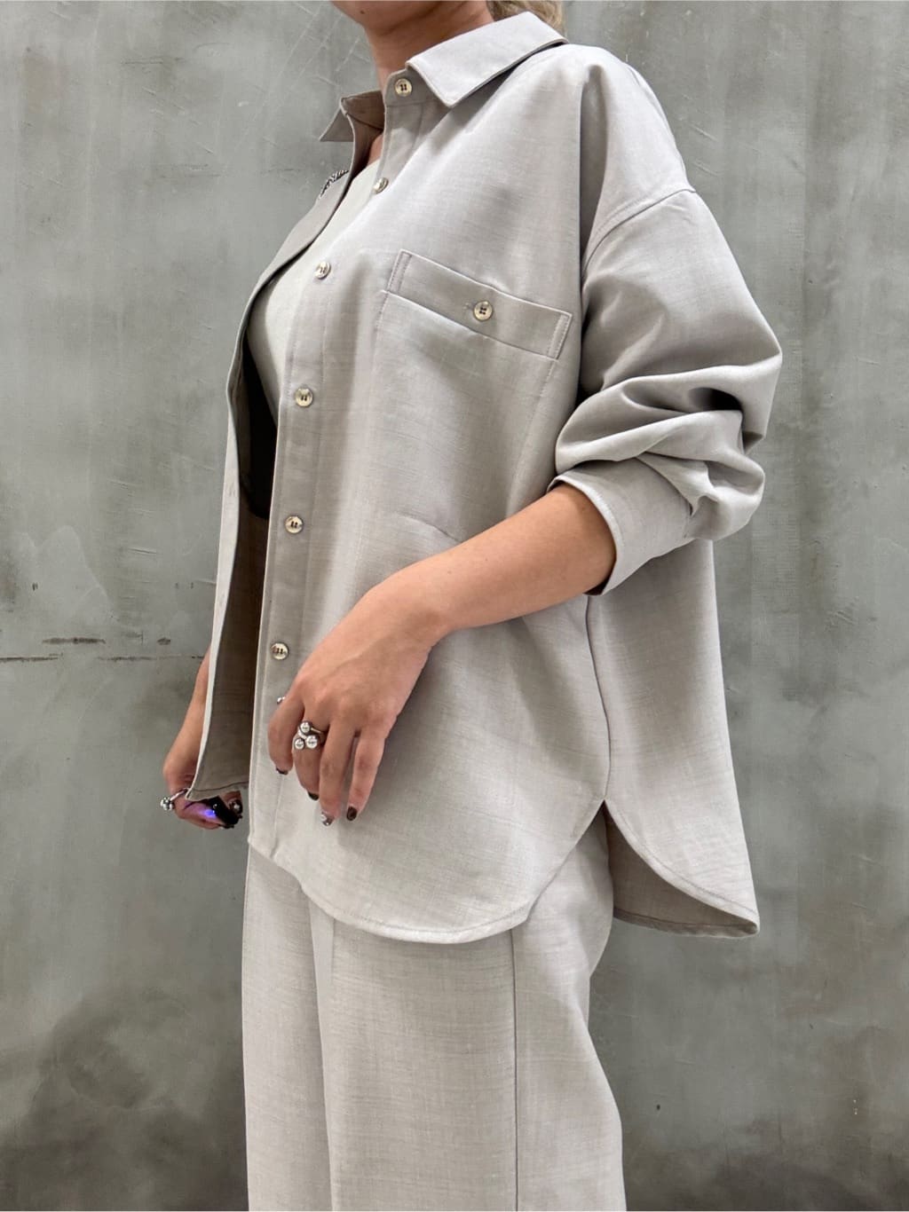 minaさんの「grove｜【カセット服/選べる着丈】洗濯機で洗えるオーバーシャツ」を使ったコーディネート