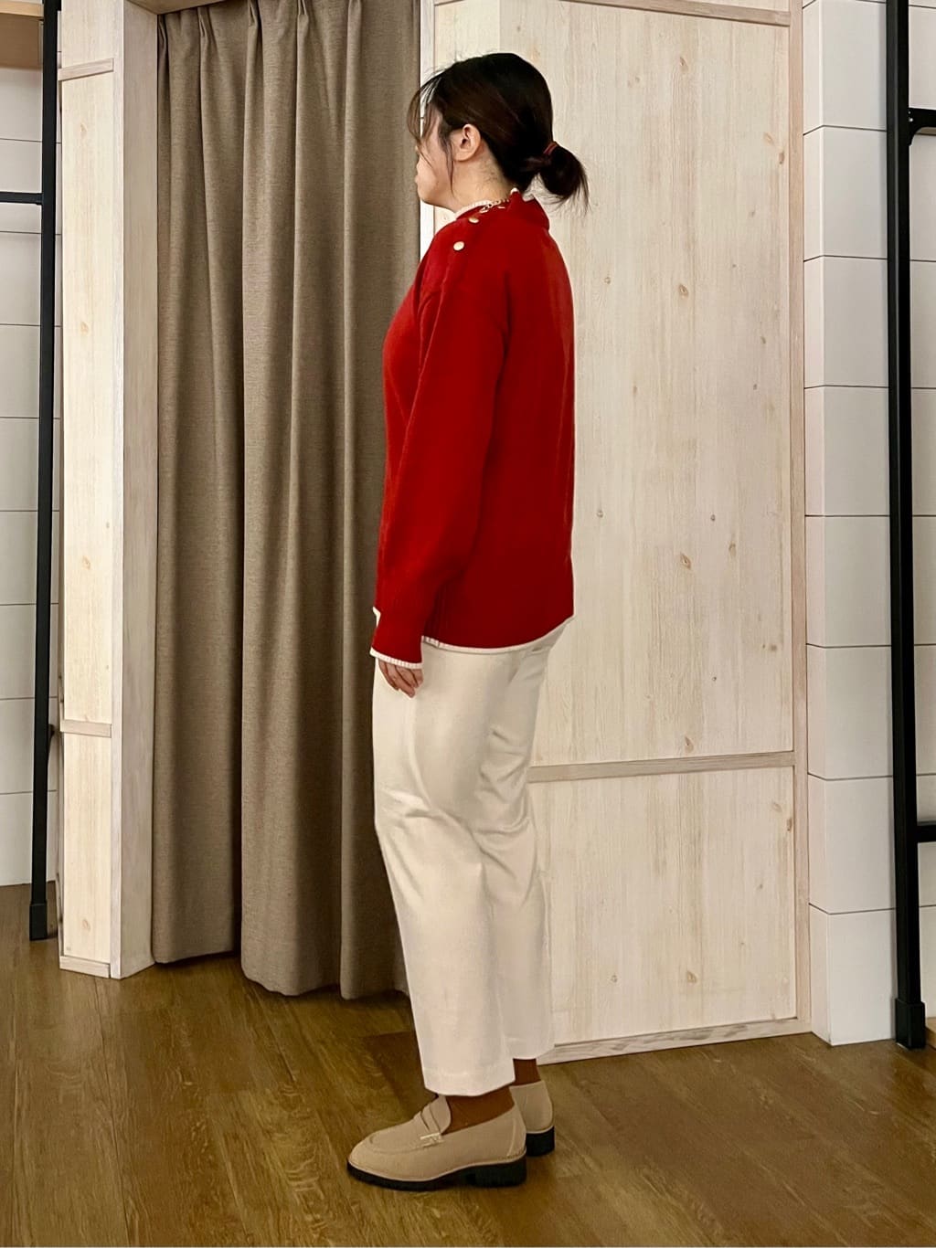 aiさんの「THE SHOP TK｜【インしないで着られる】金ボタン ハイネックニット/毛玉になりにくい/静電気防止/洗濯機OK」を使ったコーディネート