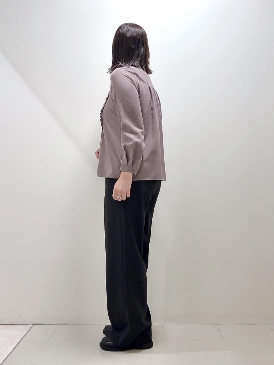 YUIさんの「UNTITLED｜【1枚で着映え/オンオフ着回し】フリルサテンブラウス」を使ったコーディネート