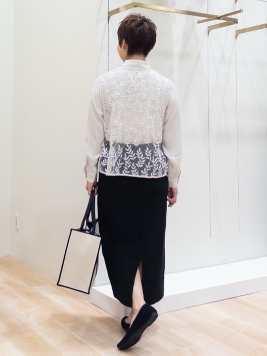 シュウコさんの「grove｜リーフ刺繍スパンコールベスト＆ブラウスセット」を使ったコーディネート