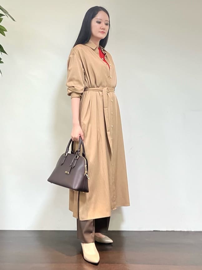 カレンさんの「UNTITLED｜【前開きボタン/ベルト付/羽織シャツ/】2WAYトレンチ風ワンピース」を使ったコーディネート