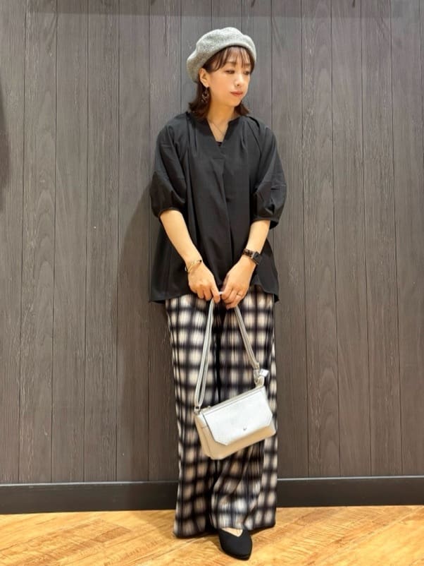meiさんの「SHOO･LA･RUE｜【S-LL/洗濯後しわになりにくい】ランタンスリーブで女性らしく 5分袖スキッパーブラウス」を使ったコーディネート