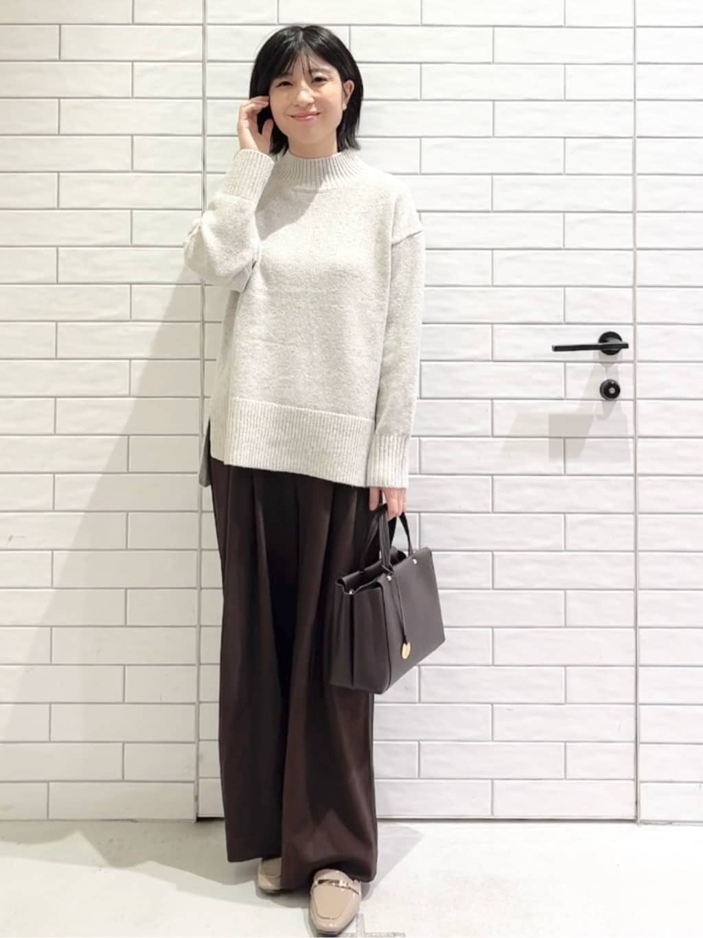 しおりさんの「OPAQUE.CLIP｜タックデザインワイドパンツ【洗濯機OK】」を使ったコーディネート