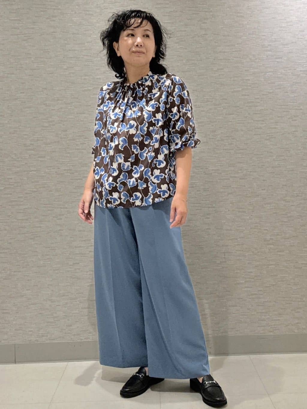 KOJIMAさんの「Reflect｜【ジャケットのインナーにおすすめ◎】花柄タックデザインブブラウス」を使ったコーディネート