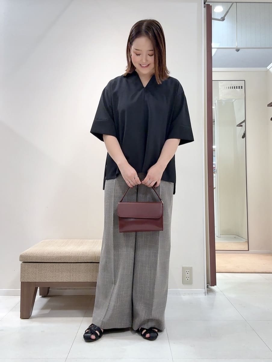 YUIさんの「UNTITLED｜【UVカット/接触冷感/吸水速乾/ゆったり】V開きネックシャツ」を使ったコーディネート