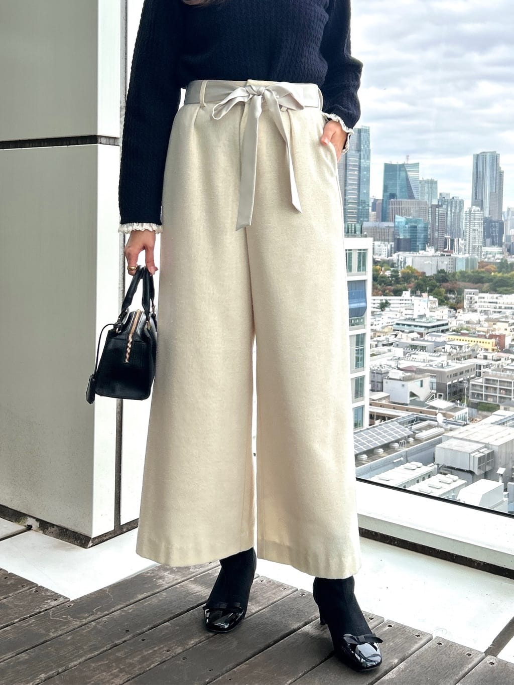 teiさんの「Couture brooch｜【上品華やか・通勤】ラメツイード ワイドパンツ」を使ったコーディネート