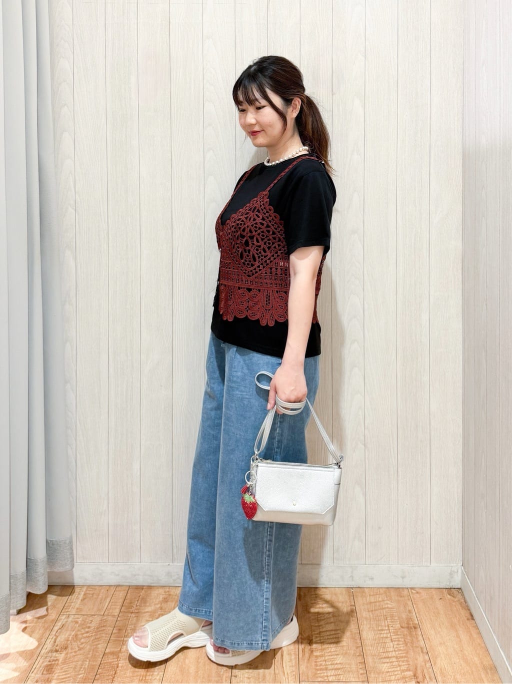 愛さんの「SHOO･LA･RUE｜【2点セット/ひんやり】レースビスチェ＋Tシャツ」を使ったコーディネート