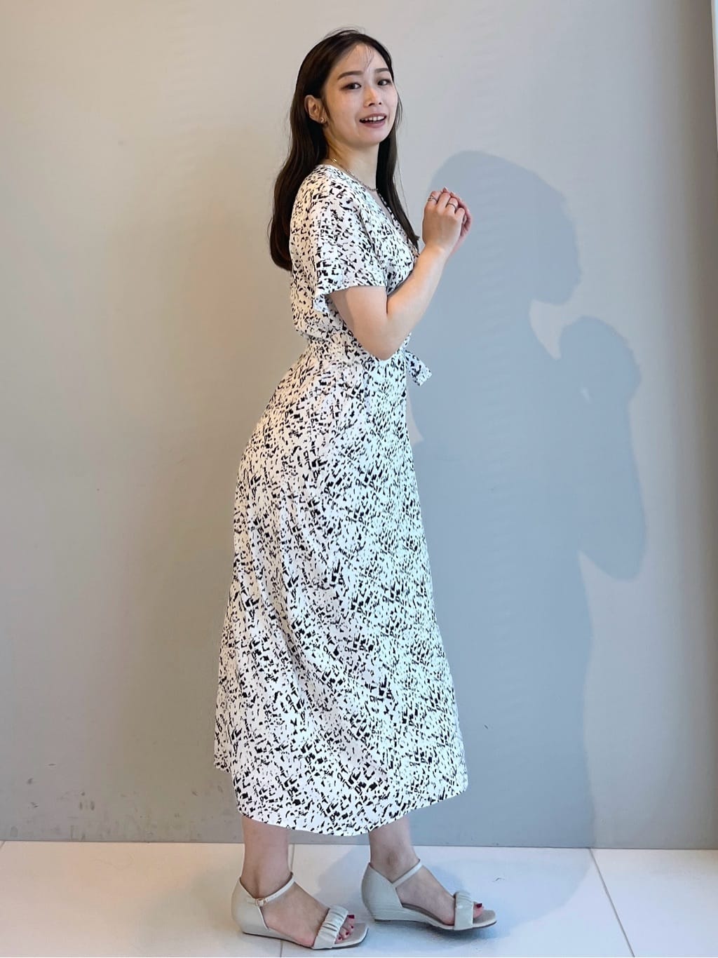 Saekoさんの「COUP DE CHANCE｜【手洗い可／日本製】カシュクール風ワンピース」を使ったコーディネート