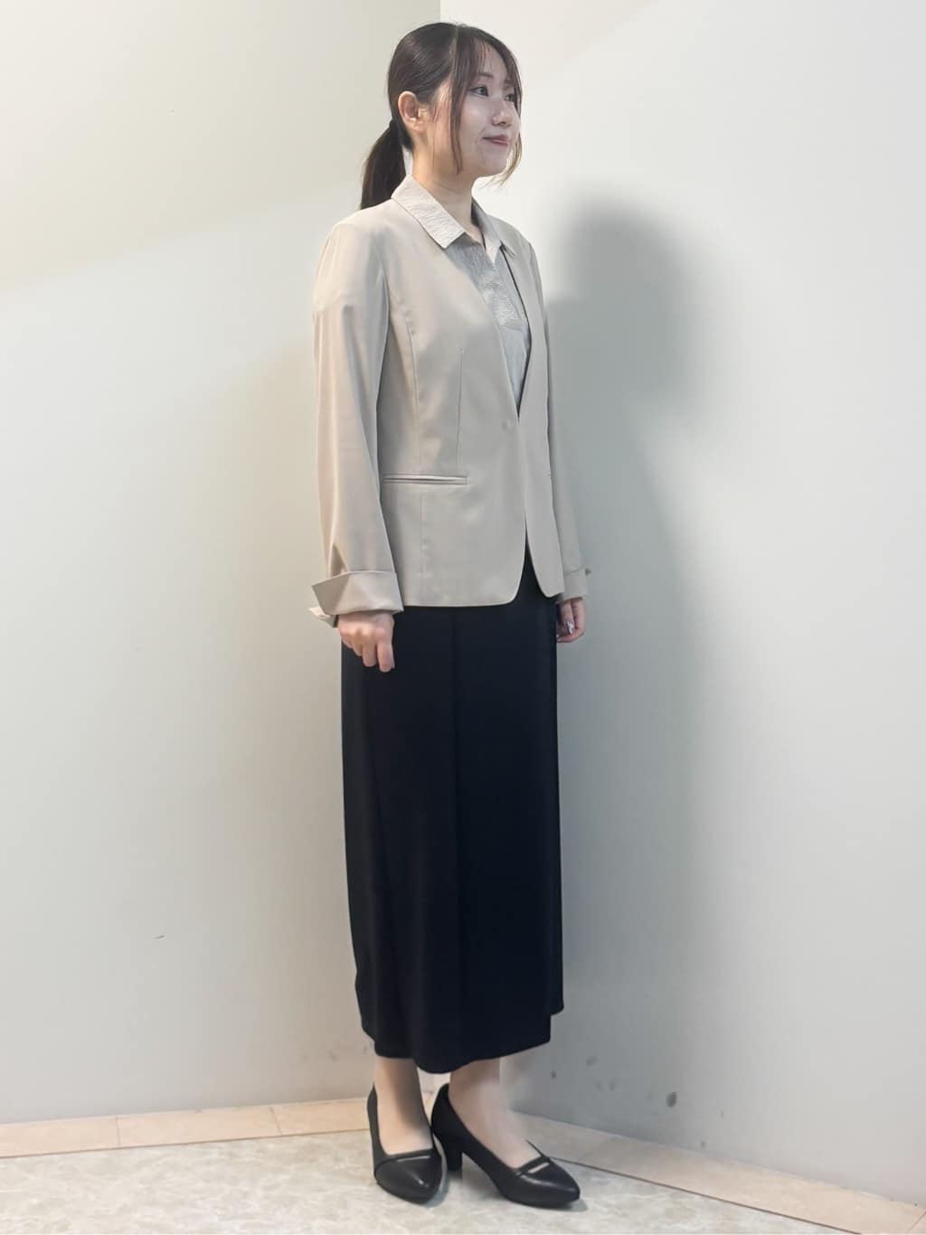 Sawaさんの「Reflect｜【二の腕さりげなくカバー】シャツ衿オフボディブラウス」を使ったコーディネート