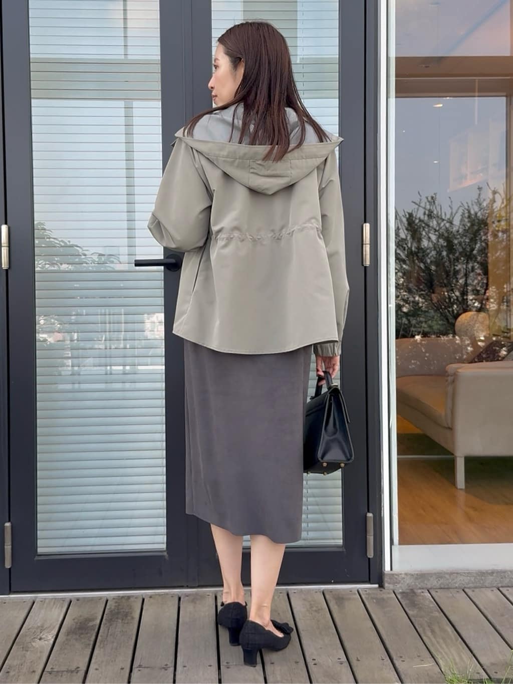 teiさんの「Couture brooch｜【洗える・ストレッチ・通勤】スエード調ダンボールIラインスカート」を使ったコーディネート