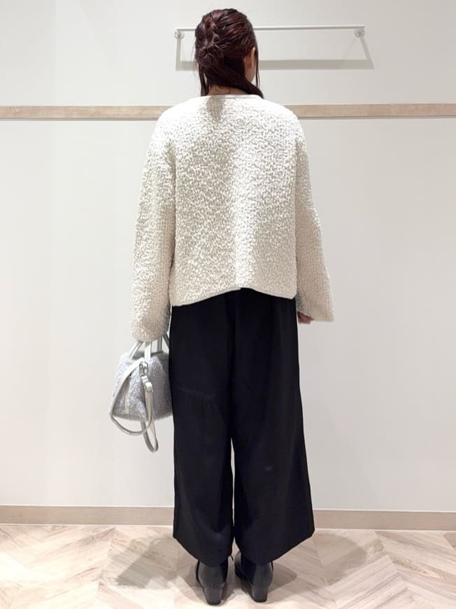 nanaさんの「SHOO･LA･RUE｜【洗濯機可/S-LL】スカラップネックが上品な ビジュー付きニット」を使ったコーディネート