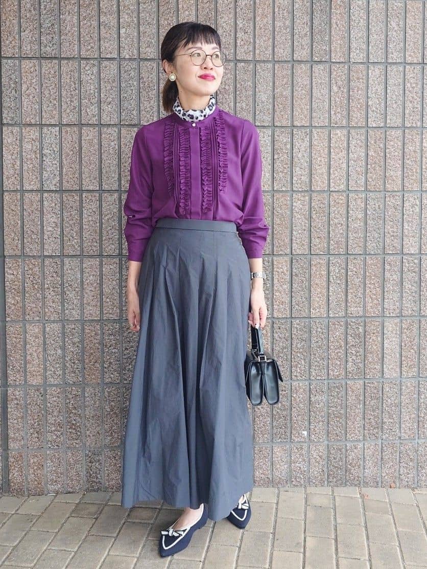 MUTSUKOさんの「UNTITLED｜【1枚で着映え/オンオフ着回し】フリルサテンブラウス」を使ったコーディネート