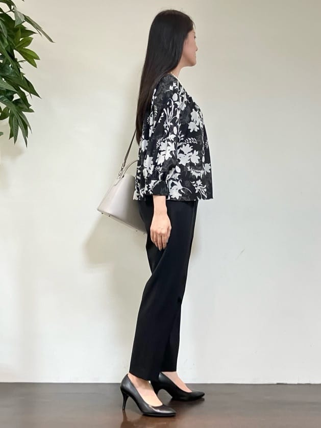 カレンさんの「UNTITLED｜【洗える/セットアップ可能】オーナメントフラワー ブラウス」を使ったコーディネート