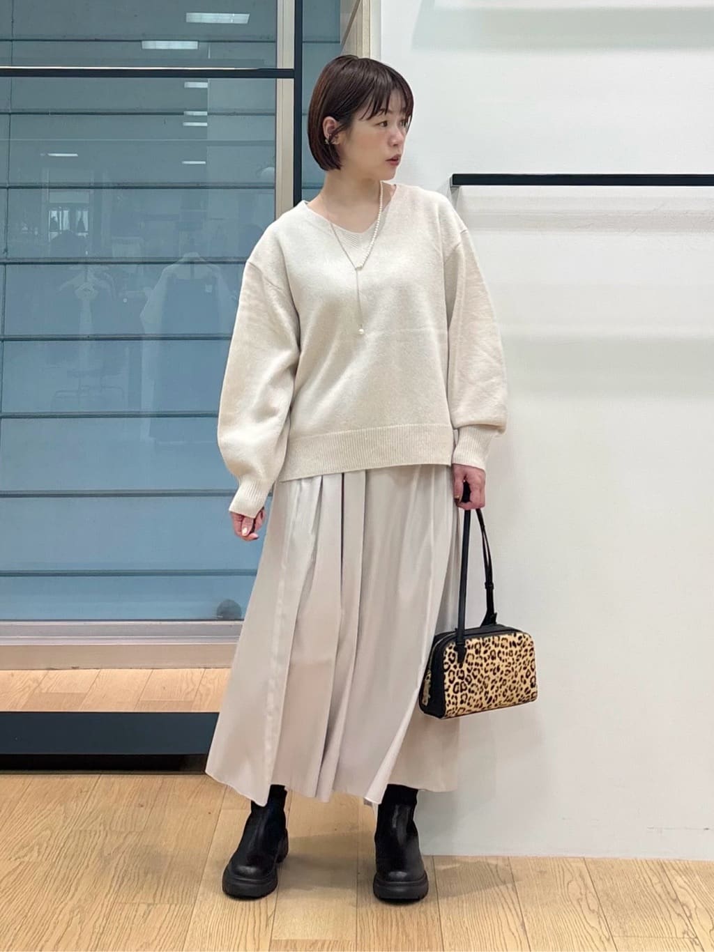 asamiさんの「INDIVI｜【洗える／カシミヤ混】ミドルゲージVネックニット」を使ったコーディネート