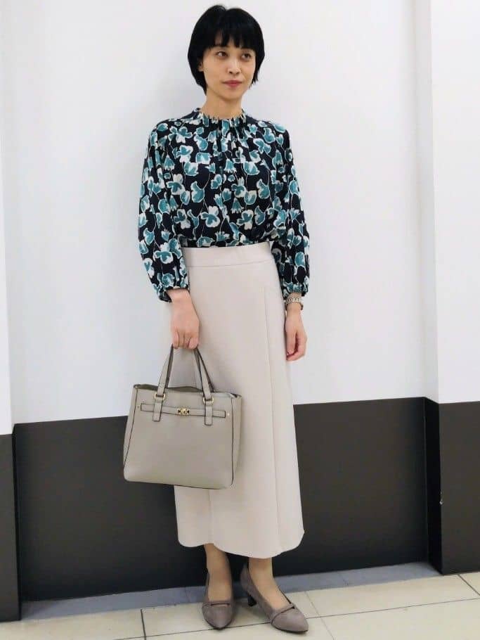 GMさんの「Reflect｜【ジャケットのインナーにおすすめ◎】花柄タックデザインブブラウス」を使ったコーディネート