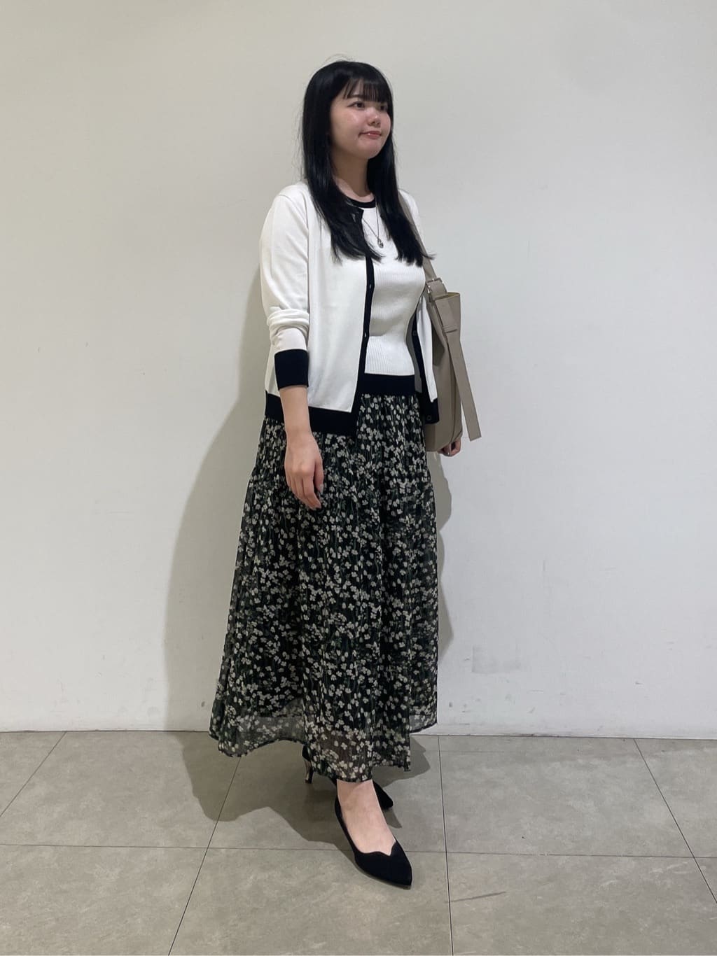emikaさんの「INDIVI｜【通年活躍！／アンサンブル可能】クルーネックカーディガン」を使ったコーディネート
