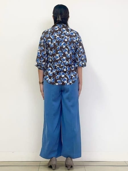 chisaさんの「Reflect｜【ジャケットのインナーにおすすめ◎】花柄タックデザインブブラウス」を使ったコーディネート