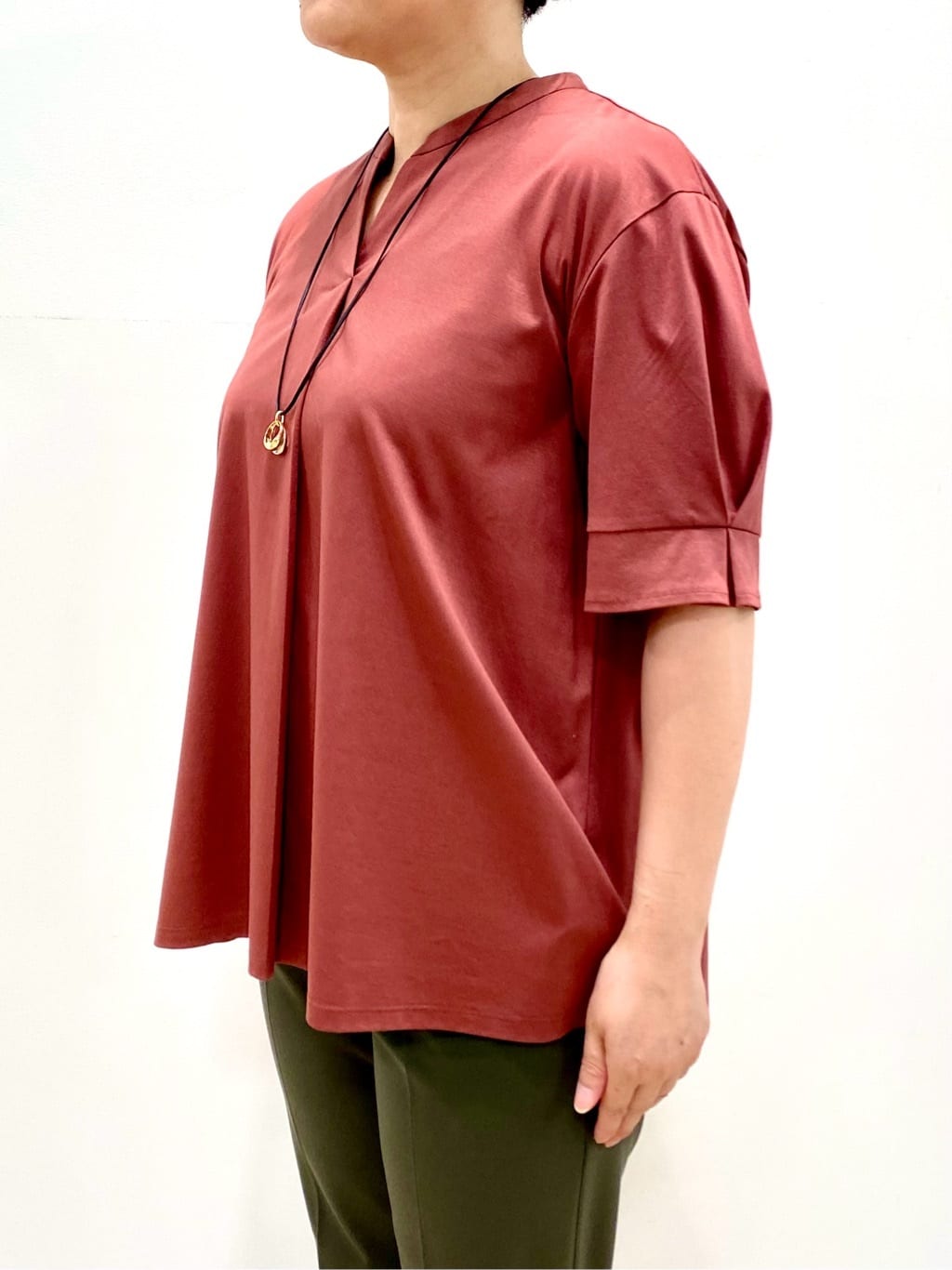 oharaさんの「Reflect｜【すっきり見え！長め丈／マシンウォッシュ可】スキッパーネックジャージトップス」を使ったコーディネート