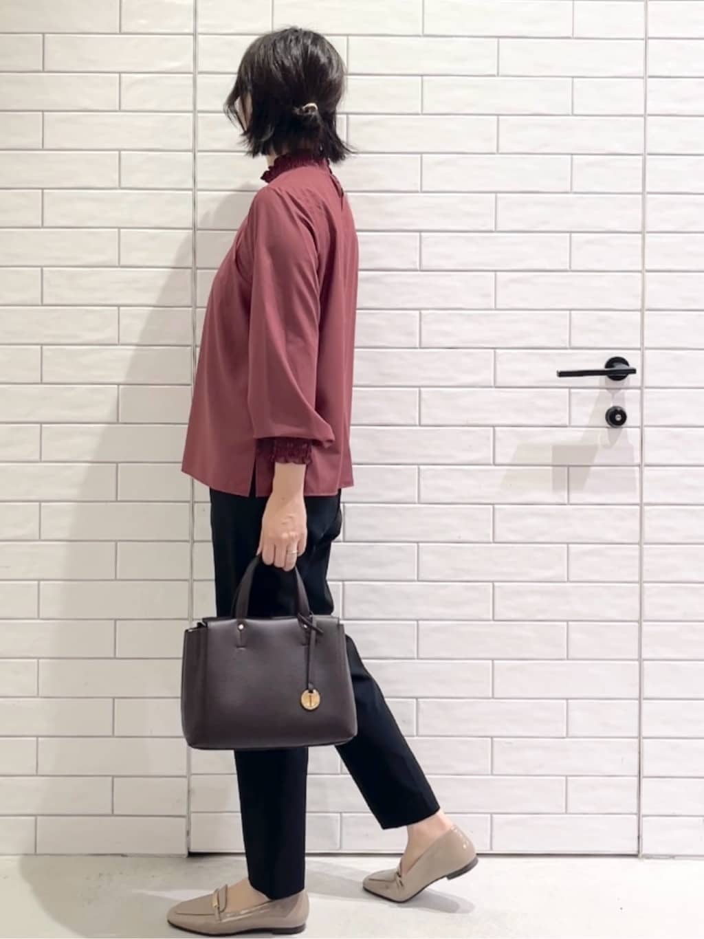 しおりさんの「OPAQUE.CLIP｜シャーリングハイネックブラウス【洗濯機OK】」を使ったコーディネート